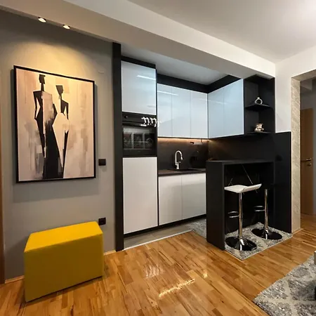 Karenjina Apartment